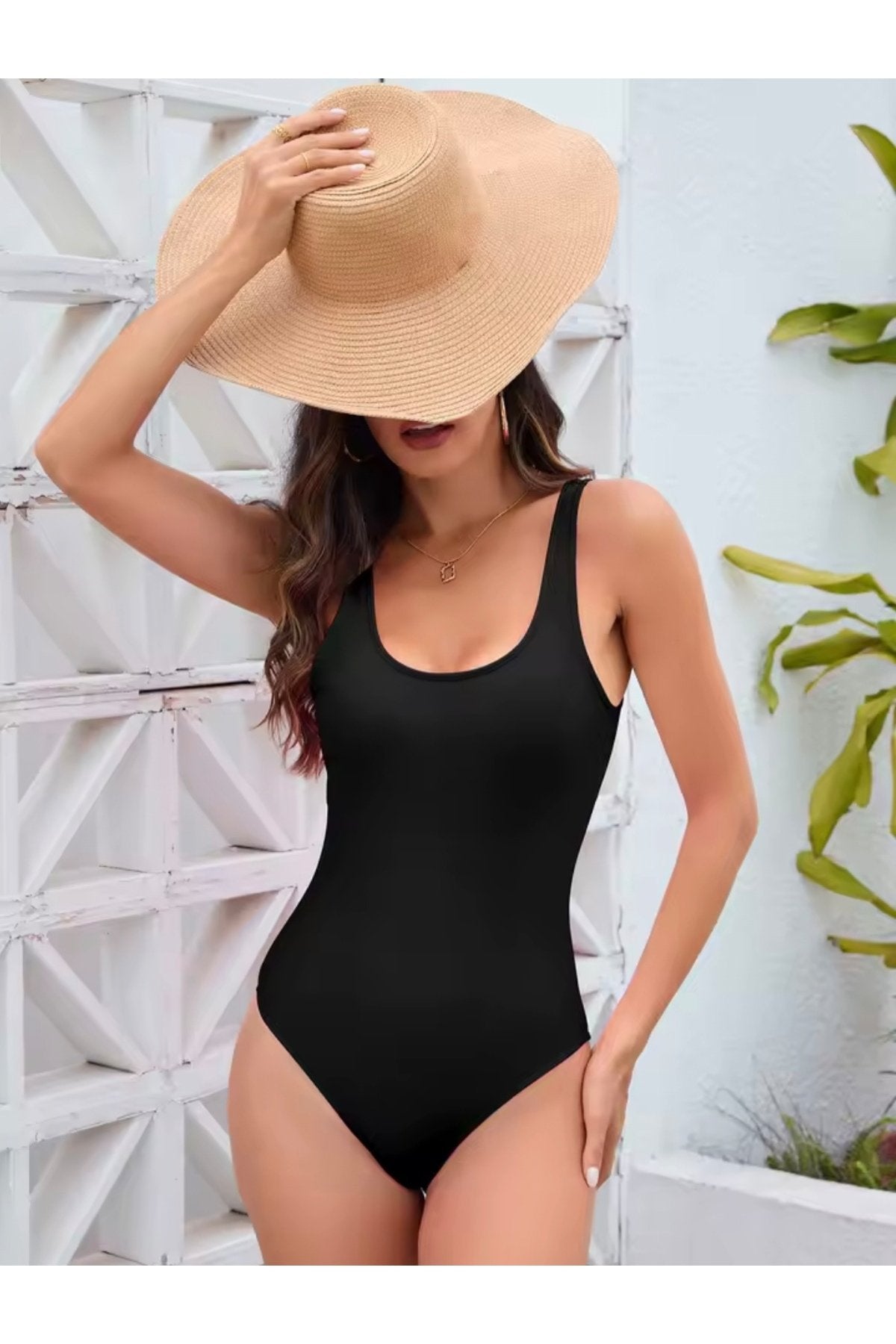 Siyah U Yaka Tek Parça Mayo,Yarım Açık Sırt