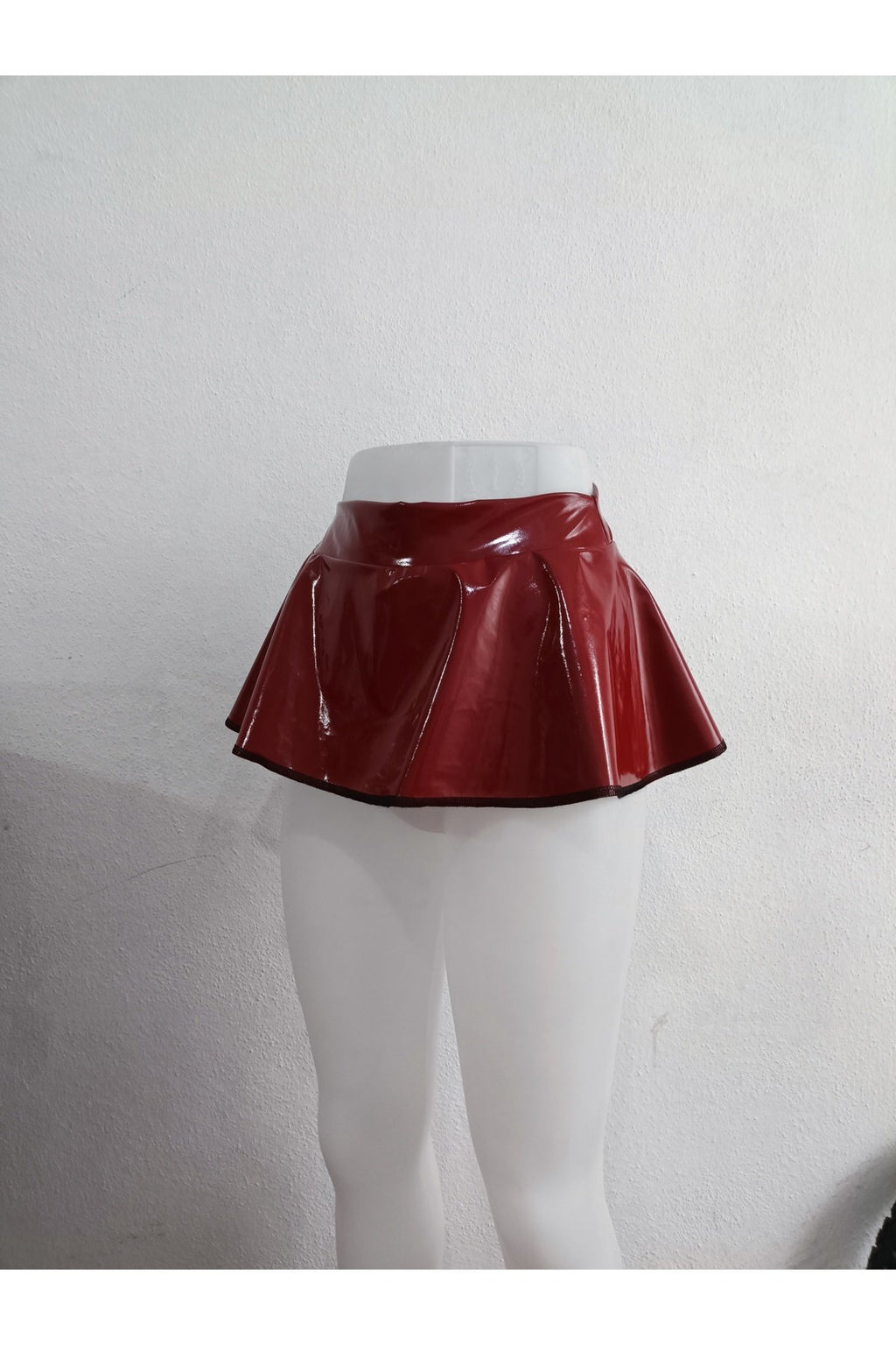 Rugan kırmızı mini etek