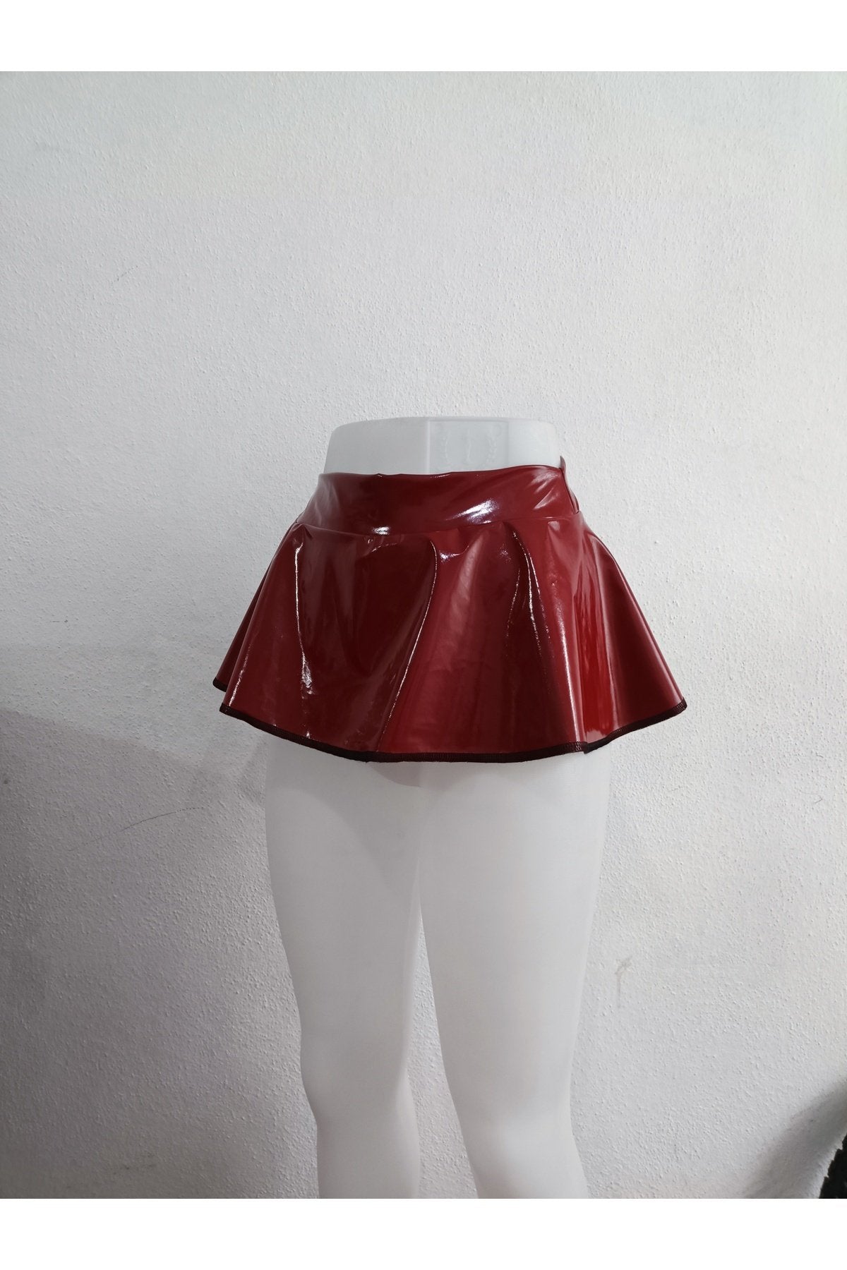 Rugan kırmızı mini etek