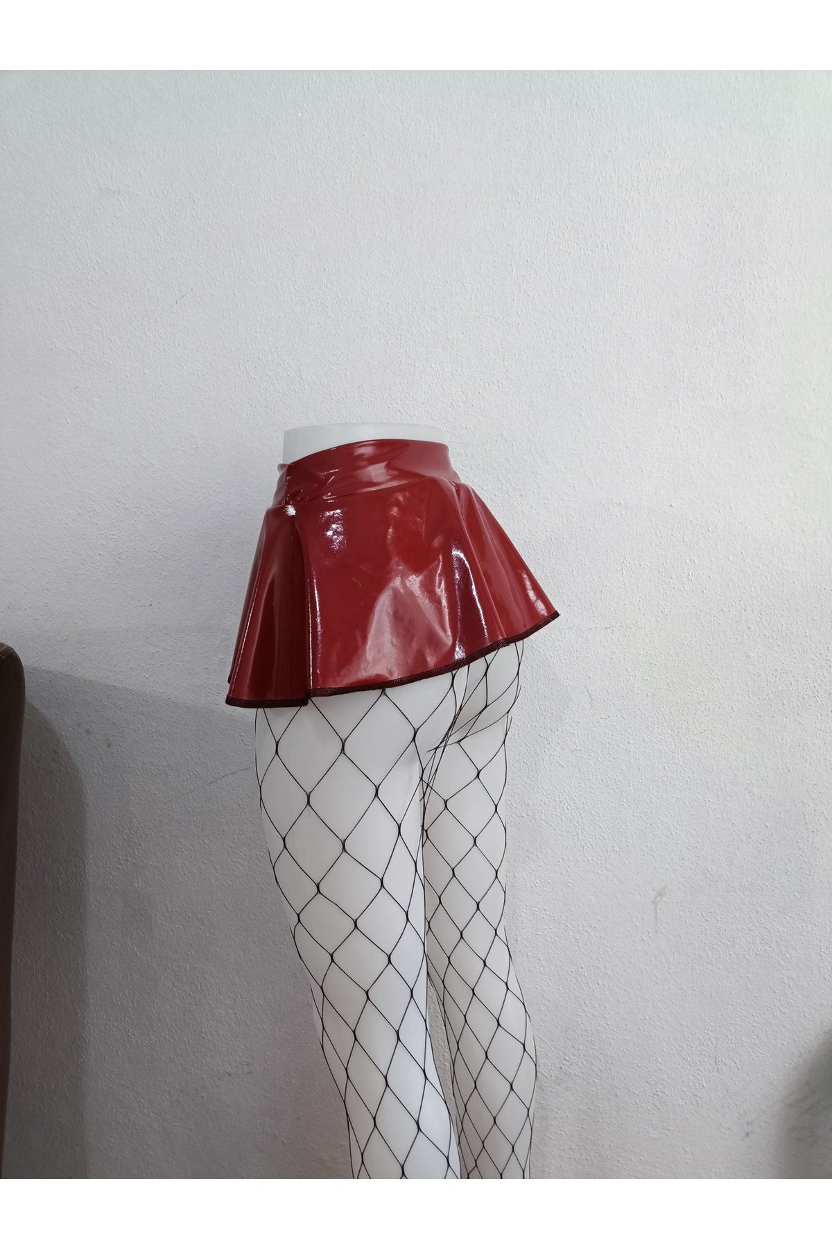 Rugan kırmızı mini etek file çoraplı