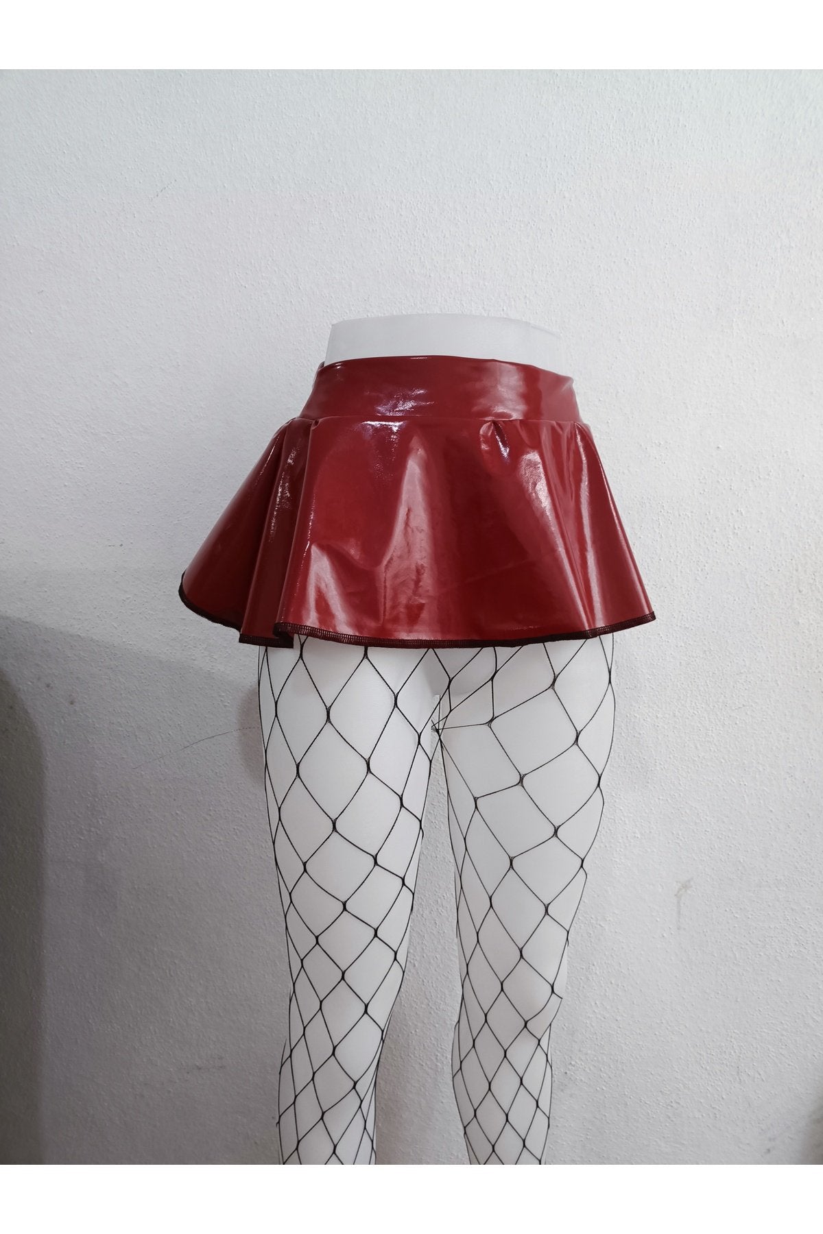 Rugan kırmızı mini etek file çoraplı