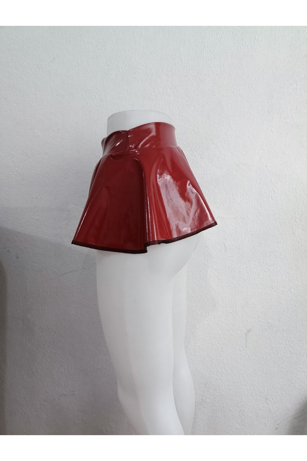 Rugan kırmızı mini etek