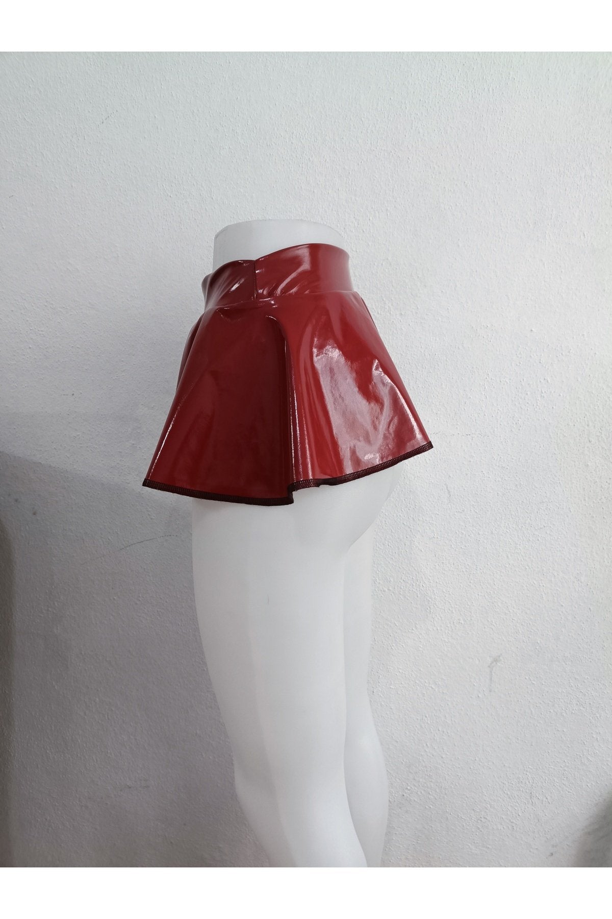 Rugan kırmızı mini etek