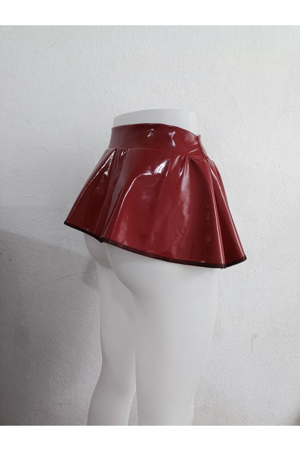 Rugan kırmızı mini etek