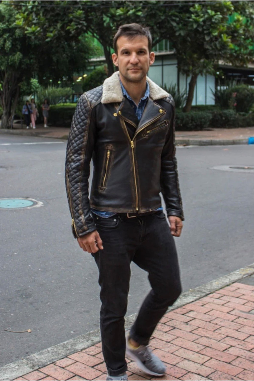 Yakası Kürk Entegreli Hakiki Deri Eskitmeli Kapitone Dikiş Detaylı Mont