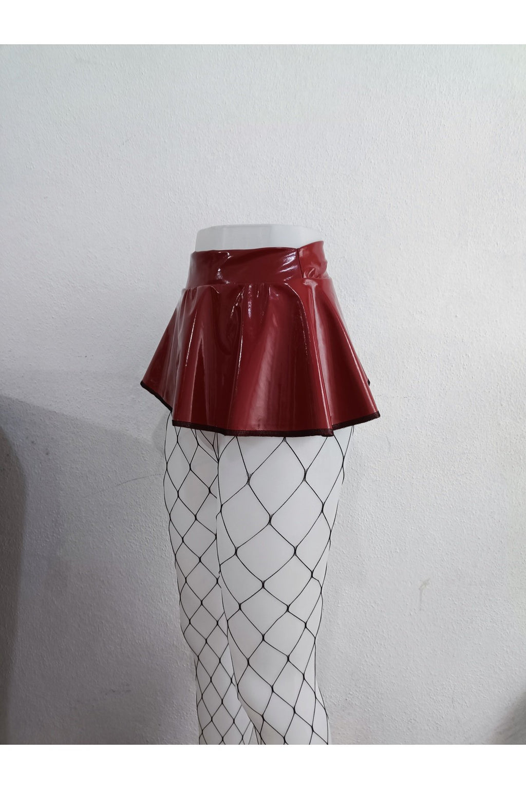 Rugan kırmızı mini etek file çoraplı