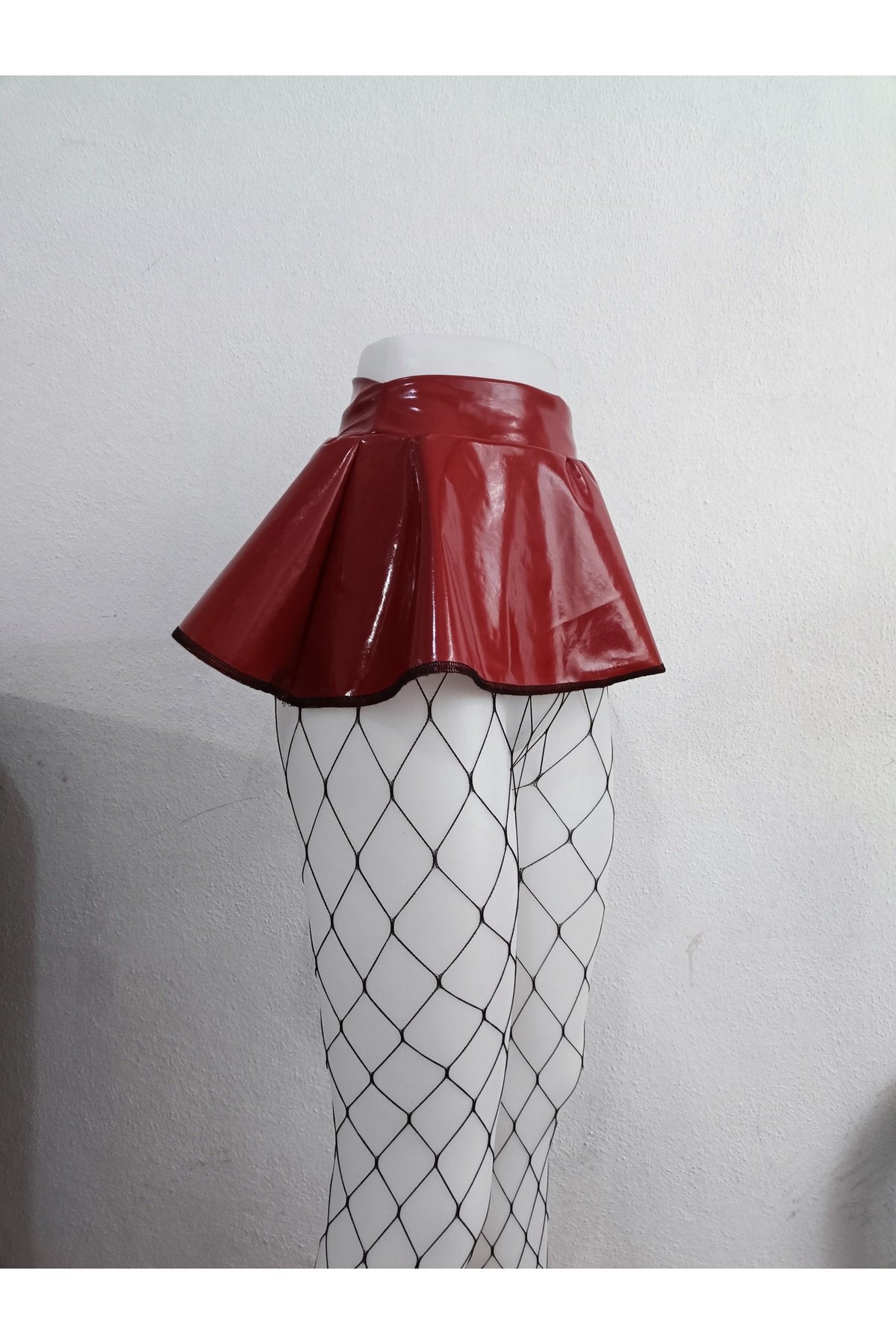 Rugan kırmızı mini etek file çoraplı