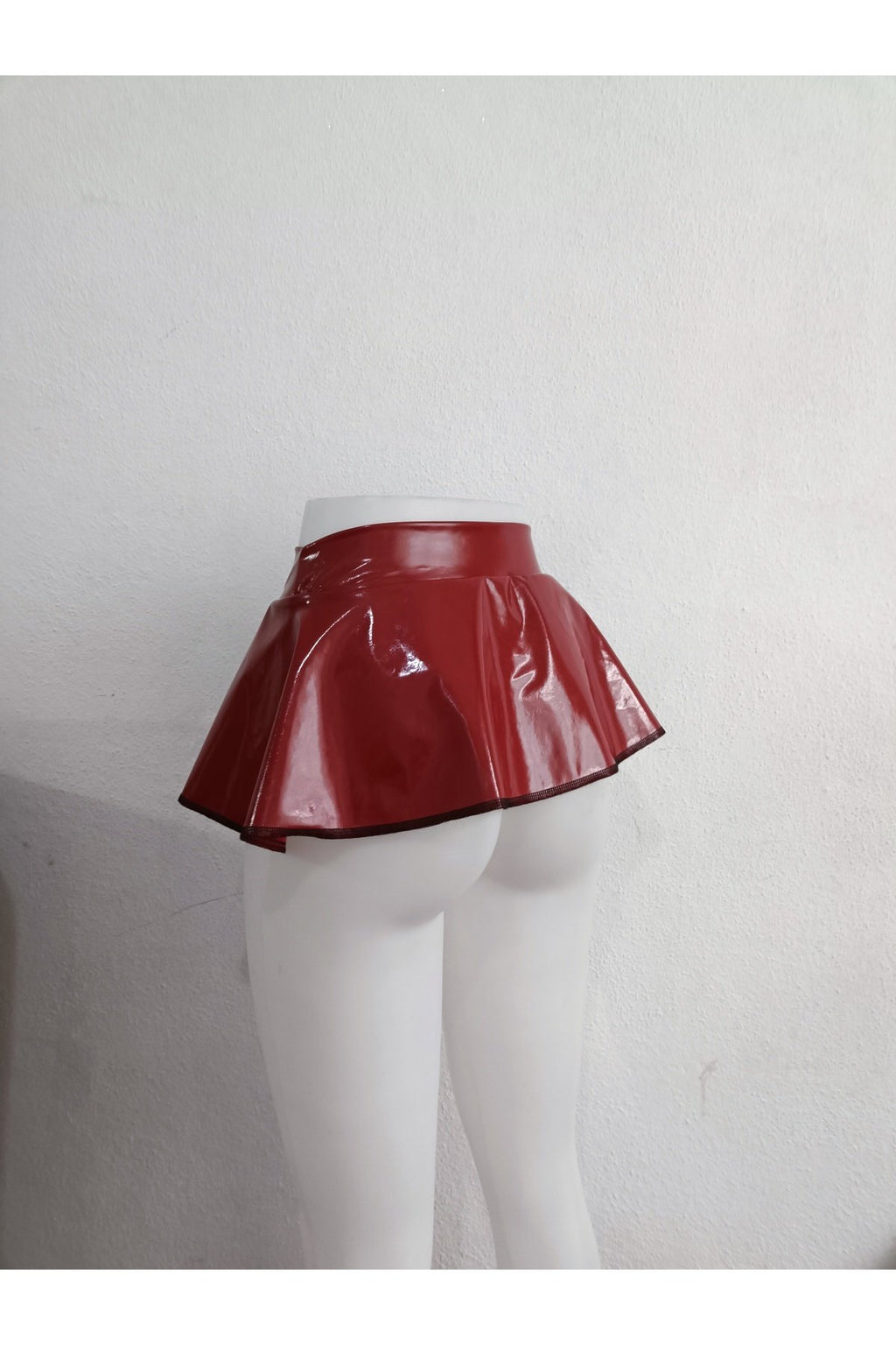 Rugan kırmızı mini etek