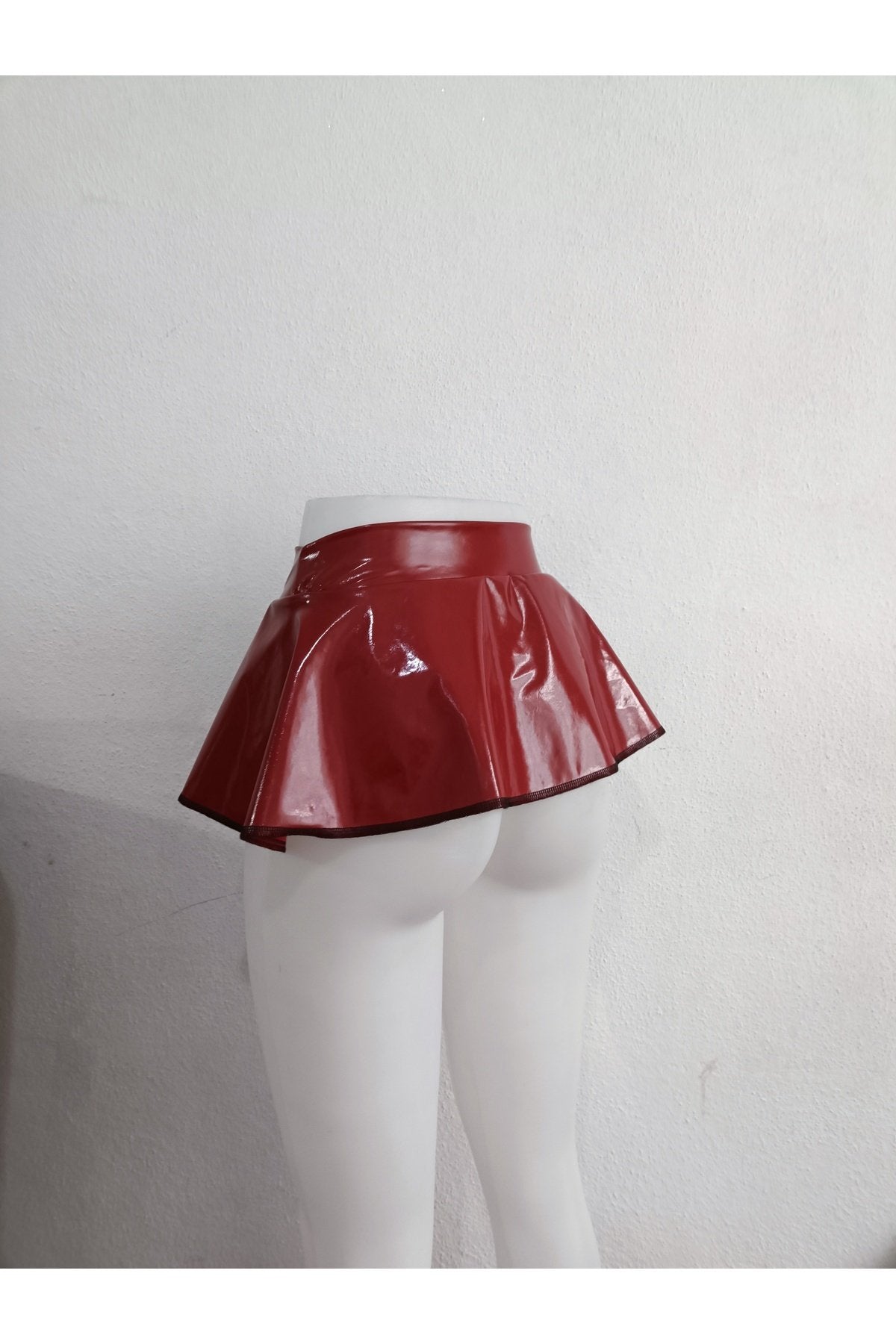 Rugan kırmızı mini etek
